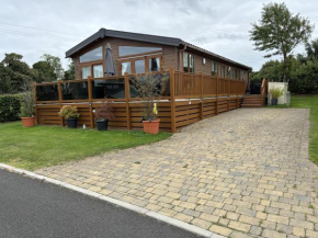 Cozy Edinburgh Lodge with Stunning Views